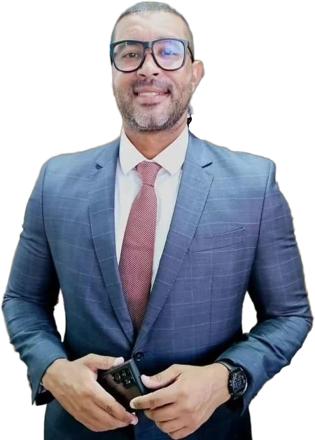 Retrato do advogado Alexandre Pires, de terno azul e gravata, sorrindo.